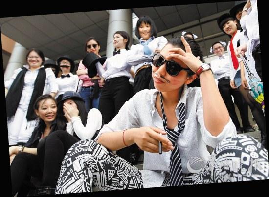 毕业季兴起<em>另类</em>毕业照:<em>女</em>扮男 男扮兽_教育频