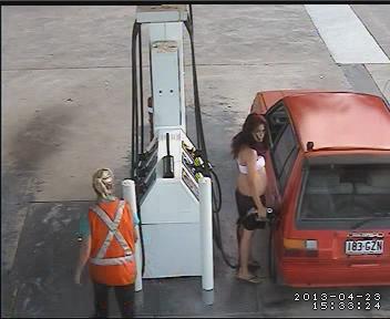 [视频]爆笑!女子偷油逃跑被油管弹飞