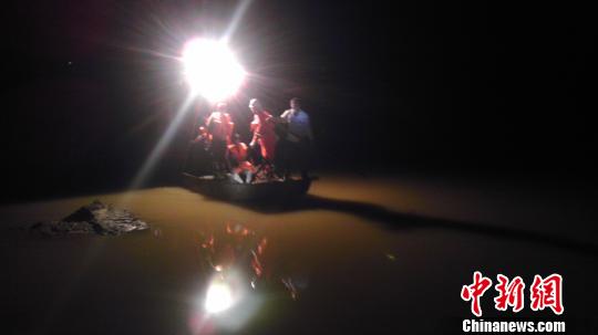 广西梧州夫妻暴雨后竹筏接儿子被困河中