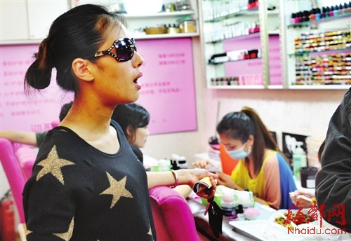 女顾客眼睑被灼伤后，一直戴着墨镜