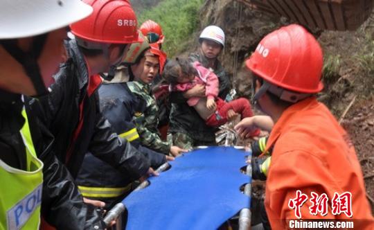 四川芦山震灾区山体垮塌致3死消防官兵积极营救