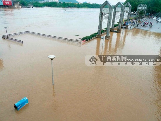 桂林漓江今年首超警戒水位阳朔排筏封航（图）