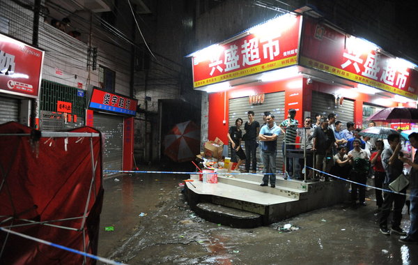 9日晚6时许，广州白云区白水塘村一短租屋内发现四名年轻男子身亡，现场发现有一碳盆，警方初步怀疑是四人相约自杀。 晚8时，记者在白水塘村蟾蜍石西街二巷18号楼前看到，警方已在现场拉起警戒…