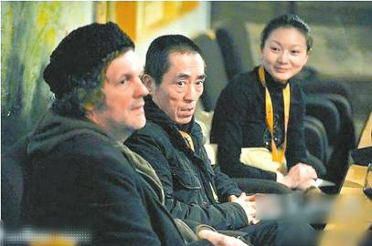 网友曝光的照片中，在第六届塞尔维亚电影节上陪伴张艺谋的黑衣女子（右一）疑似陈婷。