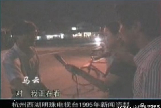一段关于马云早年的采访视频近日在微博走红。1995年马云第一次上电视，杭州西湖明珠电视台就窨井盖被偷行人会不会管在路边测试，马云正好路过被拍了下来。(截屏图)