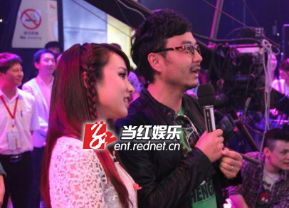 汪涵探班《中国新声代》和小燕子交流节目