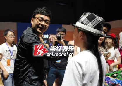 汪涵探班《中国新声代》和和孩子们一起玩桌上足球