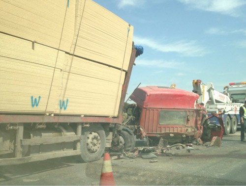 京港澳高速航海路十几辆车相撞 至少2人死亡