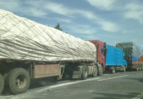 京港澳高速航海路十几辆车相撞 至少2人死亡