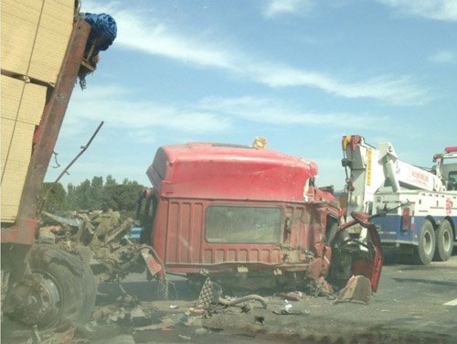 京港澳高速航海路十几辆车相撞 至少2人死亡