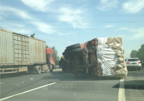 京港澳高速航海路十几辆车相撞 至少2人死亡