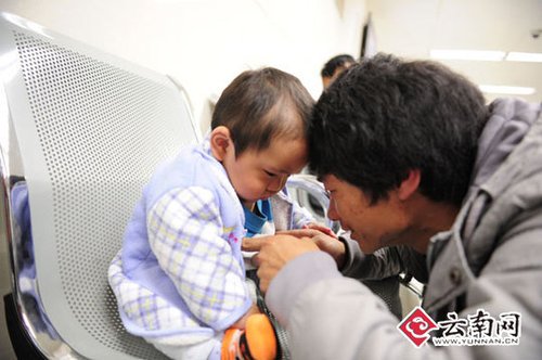 婴儿患眼癌90后父母玩失踪 爸爸悔过回院照顾