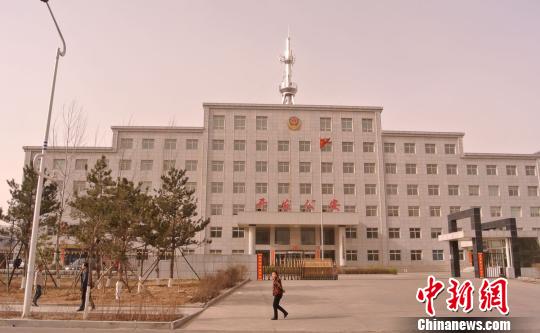 行人走过山西朔州经济技术开发区公安分局大楼门前，这座大楼已投入使用。 李新锁 摄