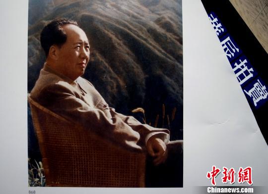 江青于1961年拍摄的毛泽东在庐山坐像。