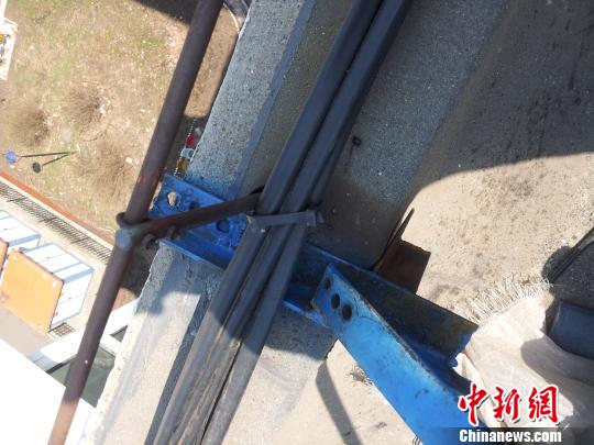楼顶支架未使用螺栓加固 存在安全隐患 庞井力 摄
