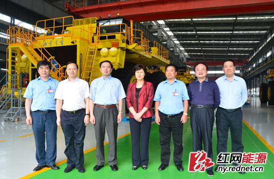 湖南省副省长黄兰香（中）率省国资委、经信委、财政厅等有关部门负责人赴湘电集团考察调研。