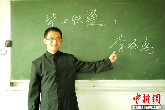 该校外语学院还有些毕业生选择工人装作为毕业服，“头戴安全帽身穿蓝色衣，意思是走上社会我们都是建设者。”