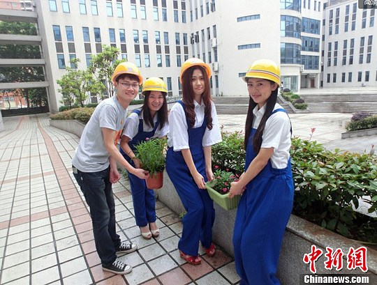 该校外语学院还有些毕业生选择工人装作为毕业服，“头戴安全帽身穿蓝色衣，意思是走上社会我们都是建设者。”