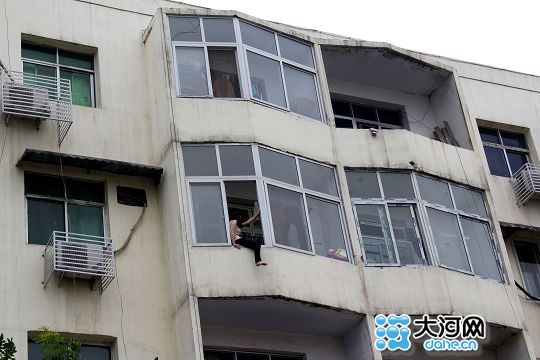 女子欲跳楼轻生