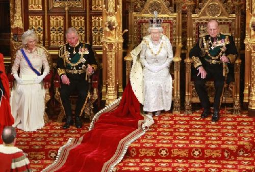 英女王议会大典讲话屡出错卡米拉扮相似王后（图）