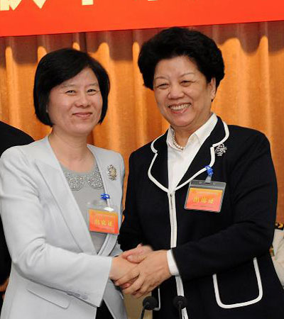 5月7日,陈至立(右)热烈祝贺沈跃跃(左)当选全国妇联主席.