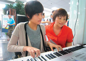 罕病全身瘫痪的庄品瑄(左),连两年在医院度过母亲节,最近病情好转,弹琴献给妈妈(右)。联合报图