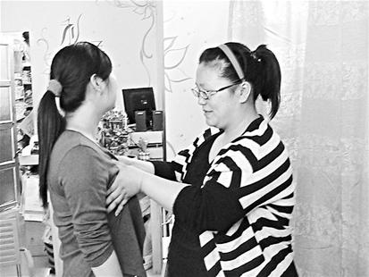 楚天金报讯 图为:熊娟一出手便能准确为顾客挑选最适合的胸罩 (记者肖丽琼摄)