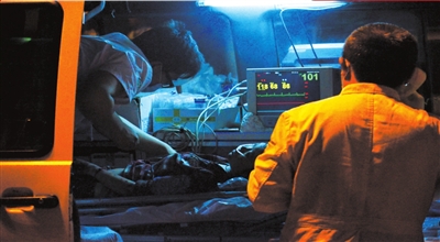 伤员正在紧急治疗。