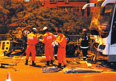 消防正在勘察现场。 京华时报实习记者赵思衡摄