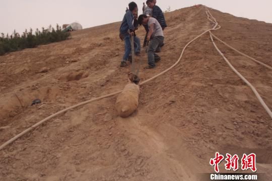 太原一村庄挖出1米长炮弹众多村民看热闹（图）