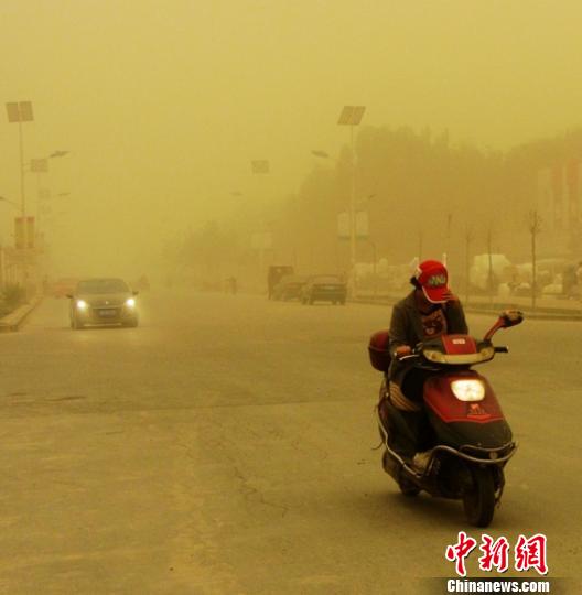 沙尘暴来袭,地处塔克拉玛干沙漠前沿的新疆生产建设兵团第一师塔里木垦区十四团团部小城镇被湮没在沙尘中。 李江帆 摄