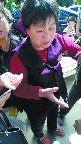 图为婆婆被人扶起。网友供图