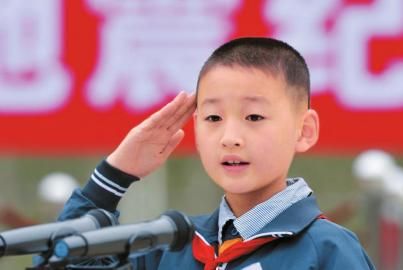 “敬礼娃娃”郎铮：长大想当解放军和科学家