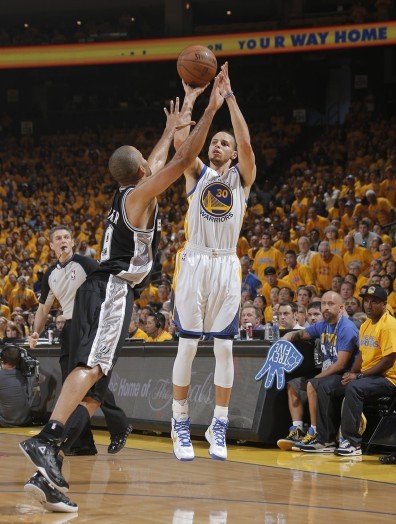 [视频]勇士加时擒马刺总分2-2 库里砍22+6