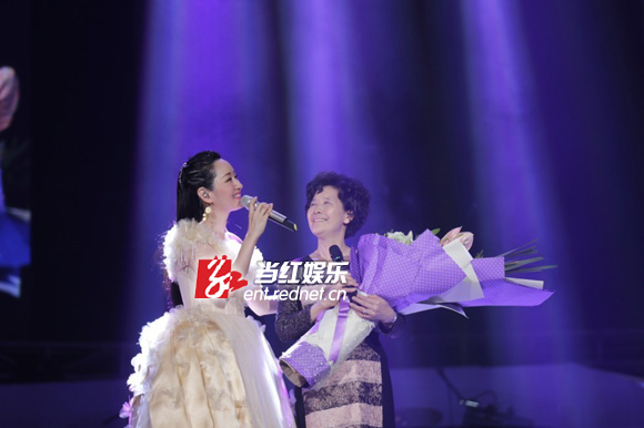 杨钰莹与母亲合唱《妈妈留给我一首歌》