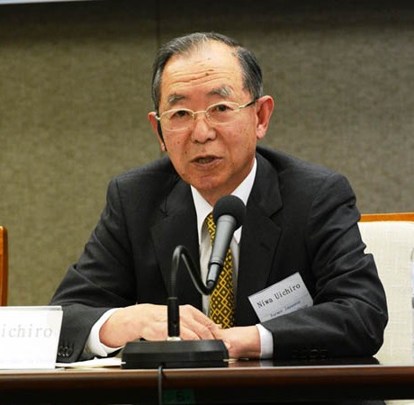 日本前驻华大使丹羽宇一郎在中日韩研讨会上发表讲话。