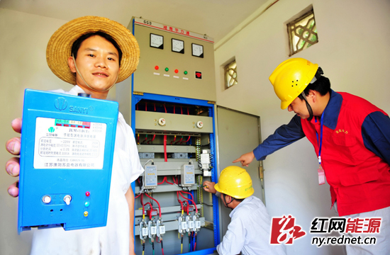 5月13日,韶山电力局中心供电营业所员工在韶源村配电间测试漏电保护器。