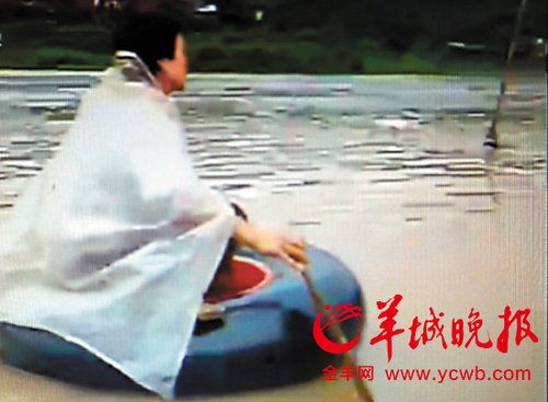 李志斌在河里寻找儿子