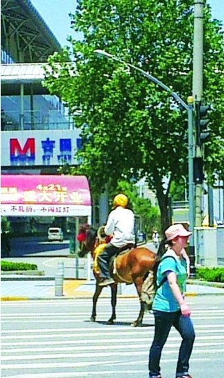 武汉闹市现“骑马哥” 时而散步时而狂奔引围观