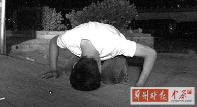 醉酒男子见人就递烟下跪磕头20分钟内磕头数百
