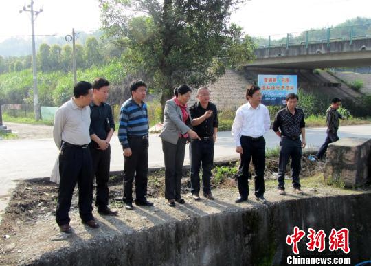 图为霞浦县委书记杨培钦带领相关部门负责人赴盐田工业园区，检查环境污染整治工作。　吴光祥　摄