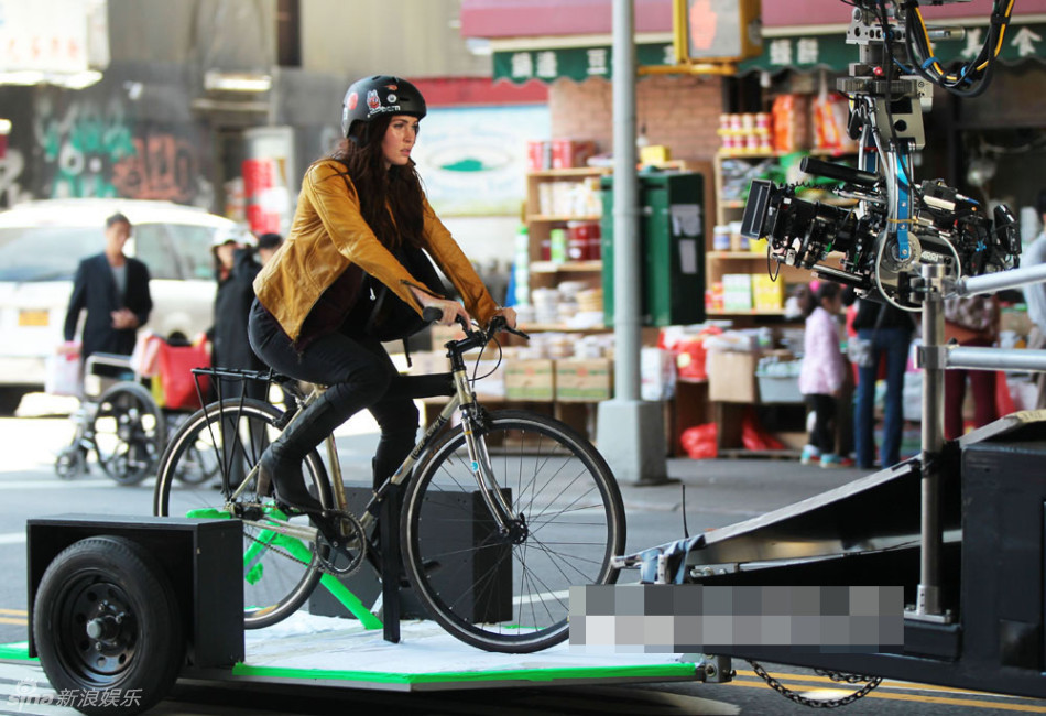 梅根-福克斯《忍者神龟》片场帅气骑单车