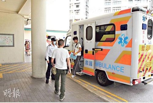 上课期间突然情绪激动及扬言自杀的15岁男学生，因手部受伤，需送院治理。来源：香港《明报》