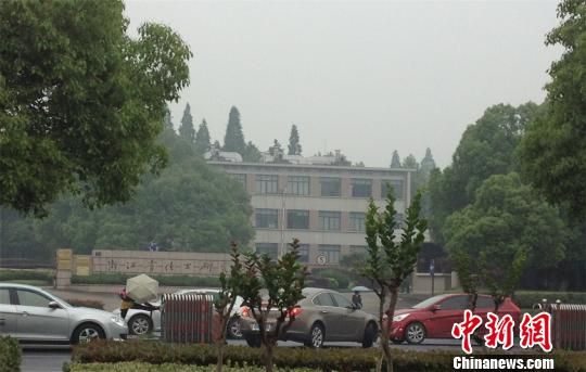 杭州西溪公园路口拉伸门被疑私用交警称系安全考虑