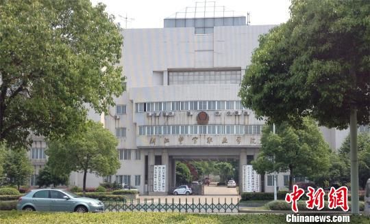杭州西溪公园路口拉伸门被疑私用 交警称系安全考虑