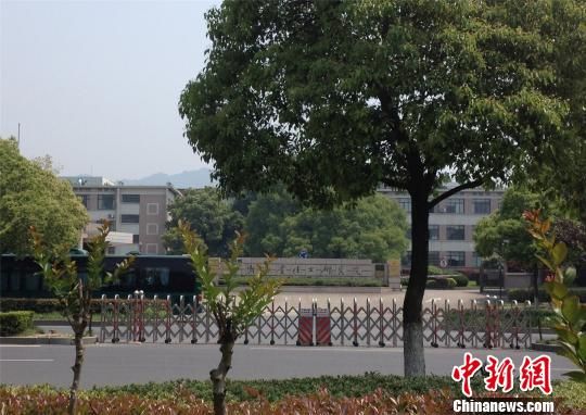杭州西溪公园路口拉伸门被疑私用 交警称系安全考虑