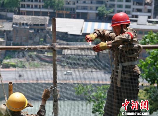20吨重巨石威胁宝兴中学三次爆破成功排险（图）