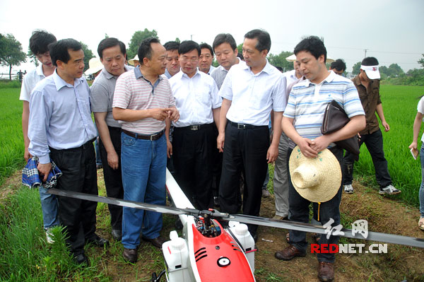 湖南省副省长张硕辅（前排右二）来到浏阳市北盛镇调研考察农机工作。