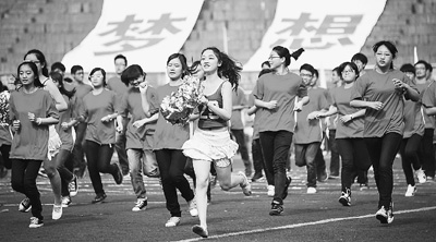 近日，浙江工业大学近千名学生举行迎“五四”广场秀，展现“追梦、逐梦、圆梦”的青春梦想。