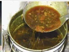 黑作坊用来生产“天津大麻花”的植物油发黑伴有不少杂质，上面有不少苍蝇。